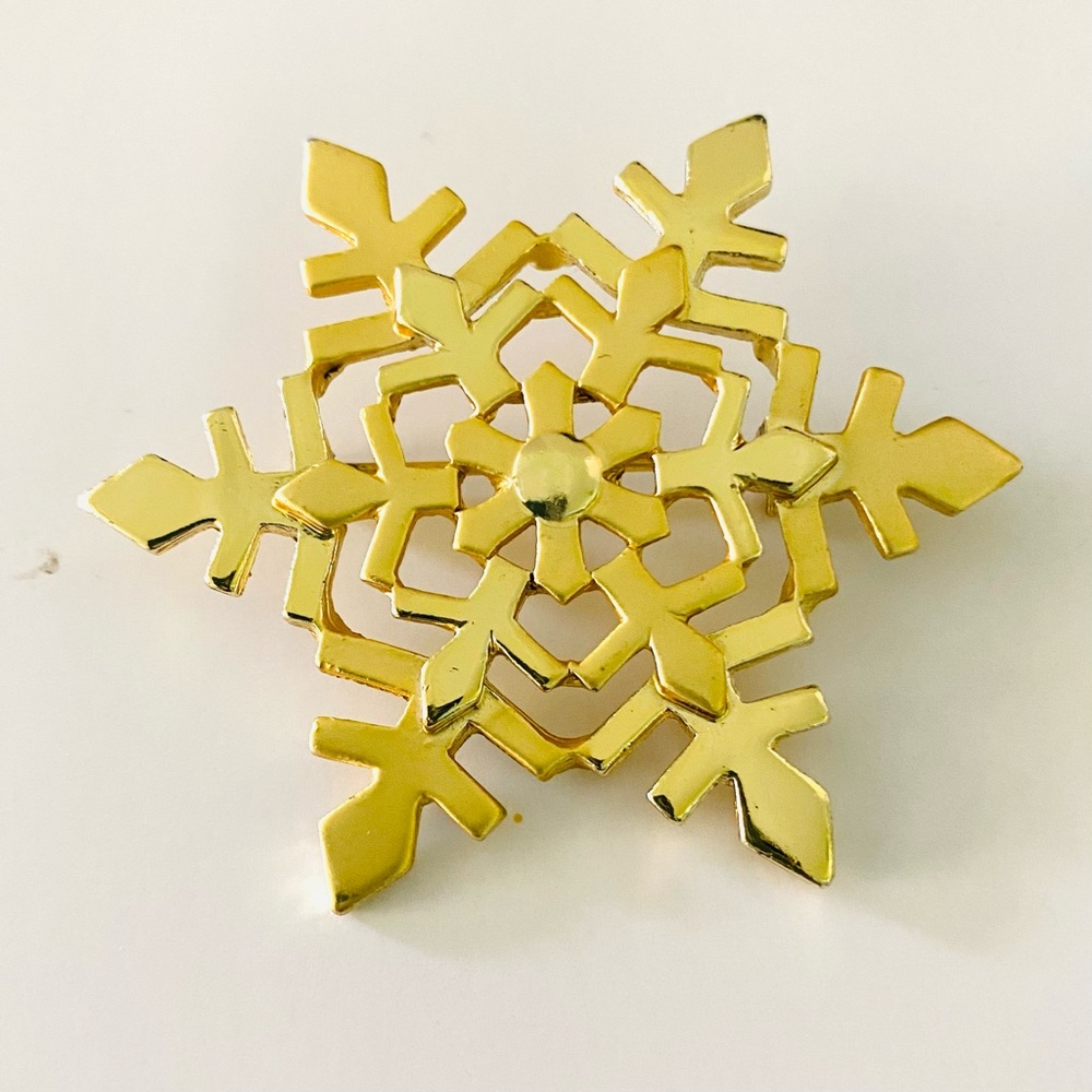 Vintage Danecraft Snowflakes Winter Holiday Gold tone Brooch.